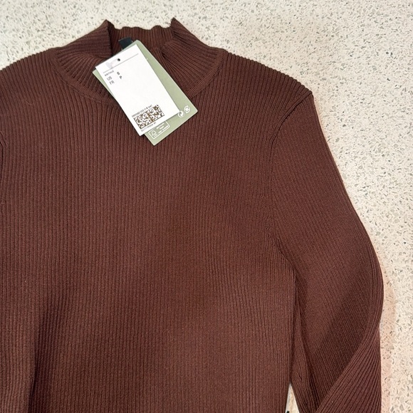 Brown H&M turtleneck - Picture 3 of 3